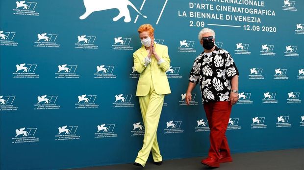 Almodóvar podría salir de España, como el rey emérito.