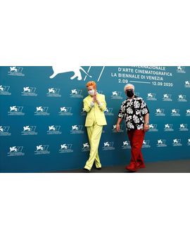 Almodóvar podría salir de España, como el rey emérito.