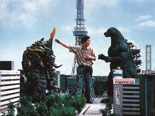 Godzilla y Bathra recibiendo ordenes en 'Godzilla contra Mothra'