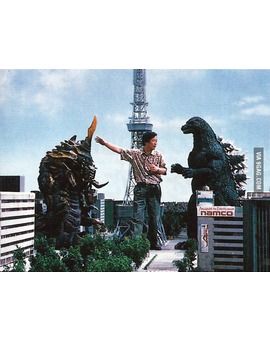 Godzilla y Bathra recibiendo ordenes en 'Godzilla contra Mothra'