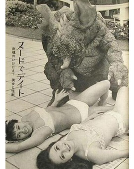 Baragon, ¡deja de mirar a esas chicas!