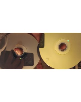 Disco que en vez de tono plateado tiene tono amarillento en It Follows