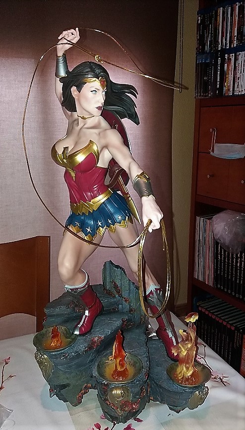 WONDER WOMAN SIDESHOW