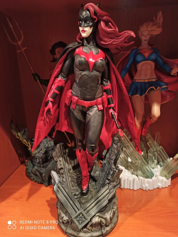 Se une BATWOMAN a la coleccion de estatuas