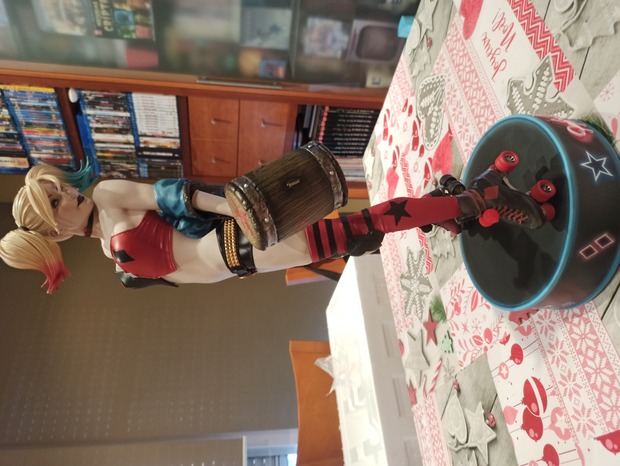 Harley Quinn sideshow