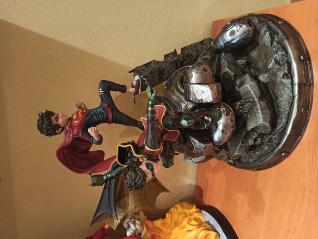 Superhijos statue
