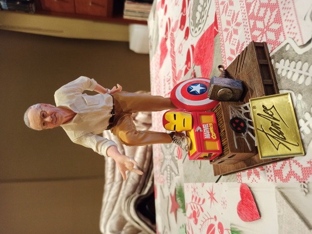 Pequeña estatua de Stan Lee