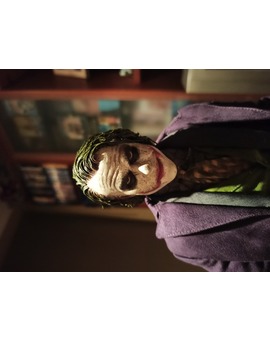 A más detalle la cara del Joker de heath ledger en 1/4