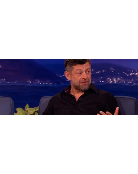 Andy Serkis simula una conversación entre César y Gollum