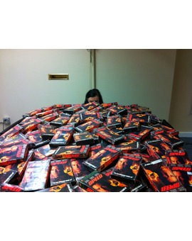 Este tío está intentando coleccionar todas las cintas VHS de Speed del mundo... XDD