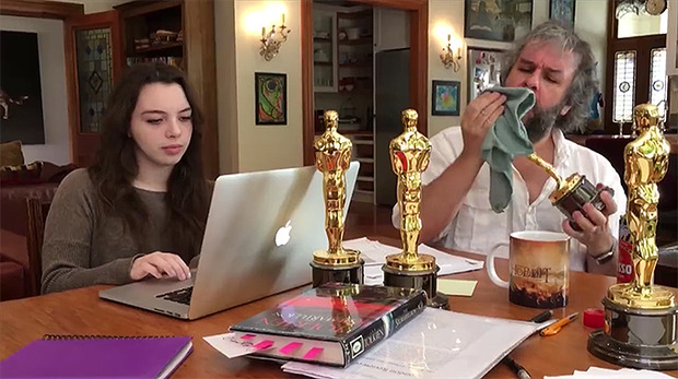 P. Jackson publica un video con un libro de El Silmarillion sobre la mesa. ¿Broma o declaración de intenciones?