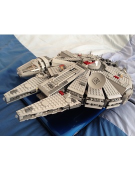 LEGO Halcón Milenario (Delantera)