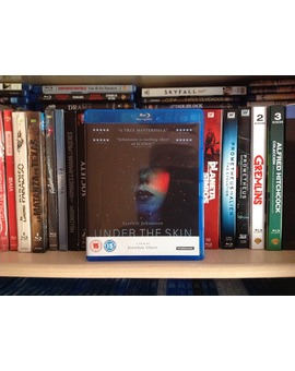 Otra interesante película ni estrenada ni editada en España ("Under the skin")