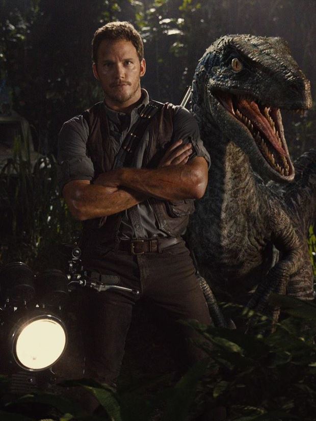 JURASSIC WORLD - Chris Pratt posa junto a un velociraptor animatrónico 