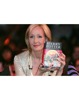 J. K. Rowling: “¿Quieres quemar tus dvd de ‘Harry Potter’? Te presto el mechero”.