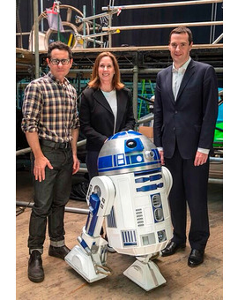 Nueva imagen de JJ Abrams junto a  R2-D2.