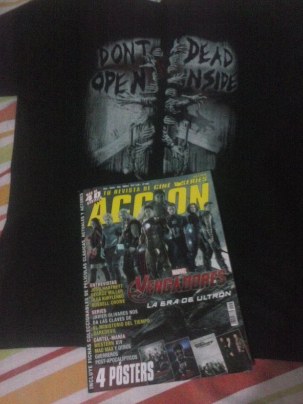 Mi nueva camiseta friki de este mes junto con la accioncine