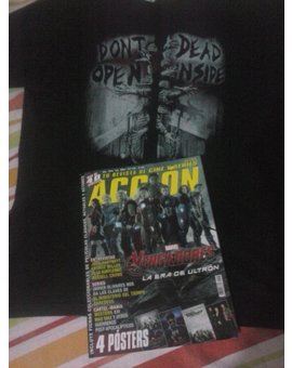 Mi nueva camiseta friki de este mes junto con la accioncine