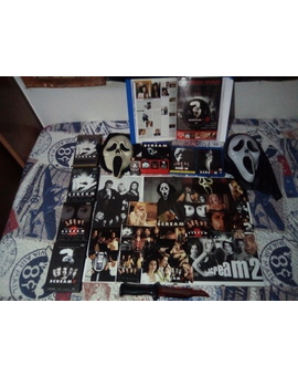 Mi colección de Scream actualizada, collage hecho por mí y archivador de toda la saga 