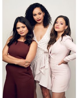 Charmed renovada para una segunda temporada.
