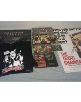 mi coleccion de la matanza de texas vhs dvds camiseta posters y libro sobre esta pelicula de culto.