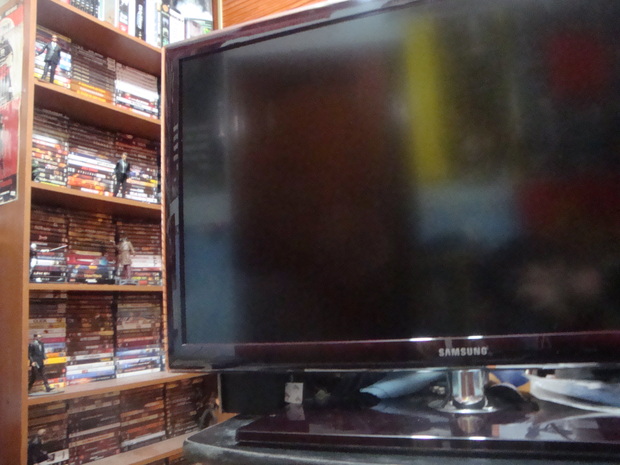 TV y estantería DVDs