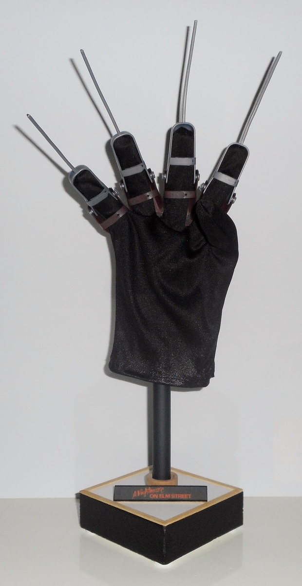 Guante Freddy Krueger con expositor - Elaborado por mi: