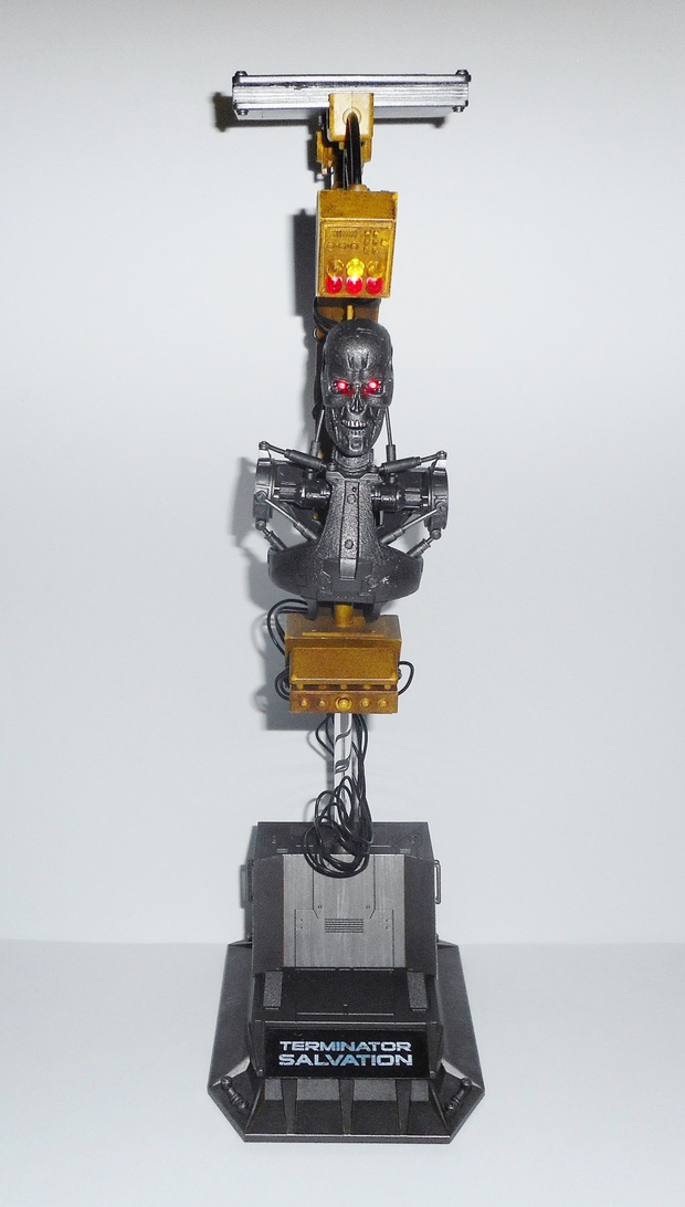 Diorama T-700 - Terminator  (Hot Toys)