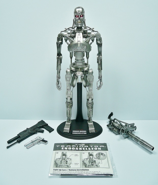 Figura T800: Indestructible Endoskeleton - The Terminator (Hot Toys)