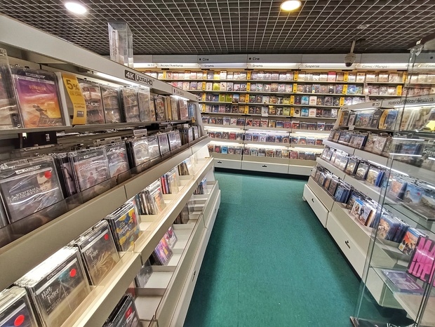 Fnac en Alicante hay bastante formato físico 
