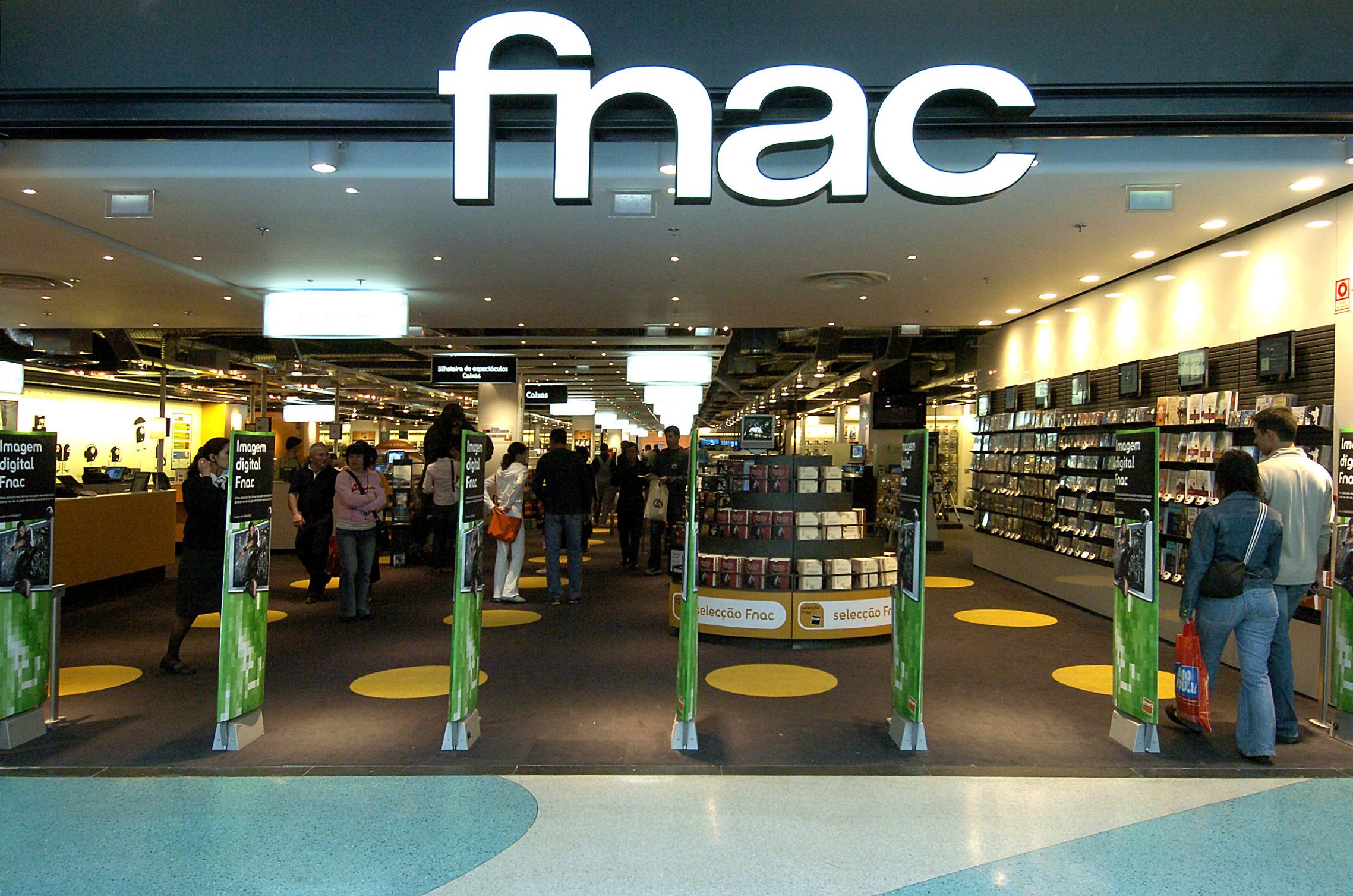 My favourite shop is. Fnac магазин. Fnac Франция. Fnac логотип. Fnac 4.
