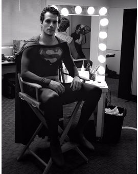 Henry Cavill con el traje del Superman de Christopher Reeve