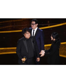 Ganador mejor guión original para Han Jin-won y  Bong Joon-ho