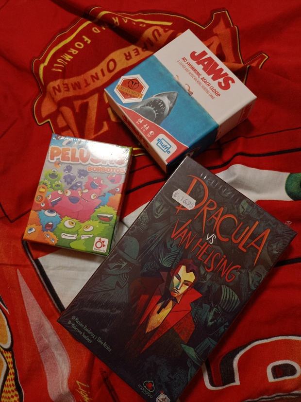 Juegos de mesa nuevos / Dracula vs Van Helsing, Pelusas y Jaws beach closed, no swimming 