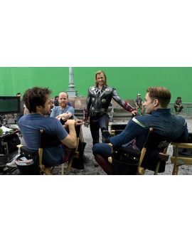 Es oficial: Joss Whedon escribirá y dirigirá la secuela de 'Los Vengadores'.