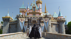 Darth-vader-ya-se-pasea-por-disneyland-c_s