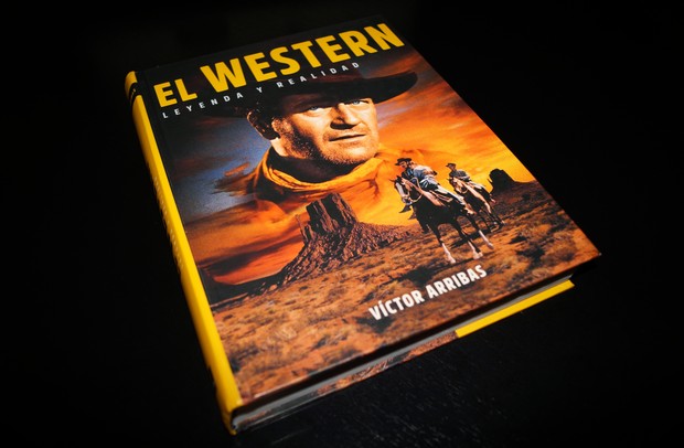 También contra la pared...