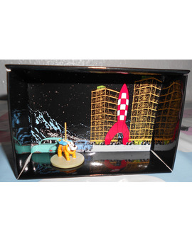 Mini escenario Objetivo la luna, y figura de metal de Milu