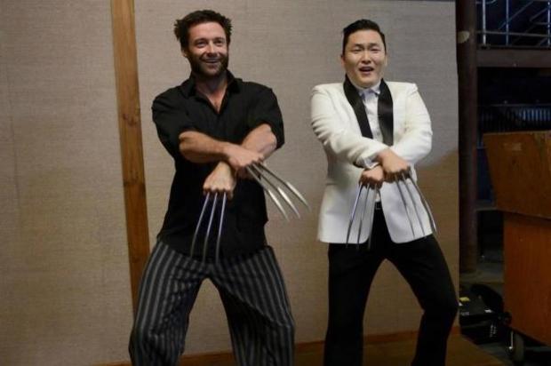 Mirad como se divierte Hugh Jackman caraterizado de Wolverine, jejeje, que bueno