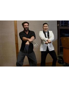 Mirad como se divierte Hugh Jackman caraterizado de Wolverine, jejeje, que bueno