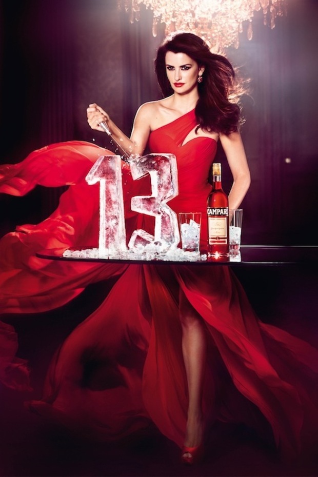 Penélope Cruz contra las supersticiones en el Calendario Campari 2013