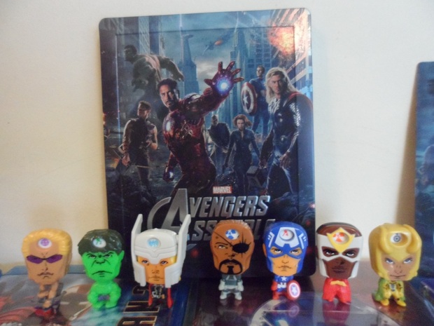 Avengers Steelbook Zavvi + Figuras Kinder.