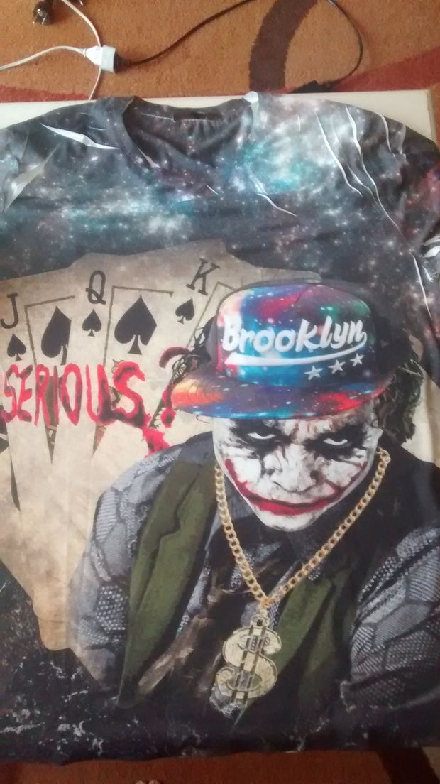 Camiseta del Joker comprada en la fiesta del pueblo.