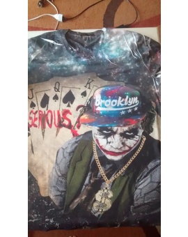 Camiseta del Joker comprada en la fiesta del pueblo.