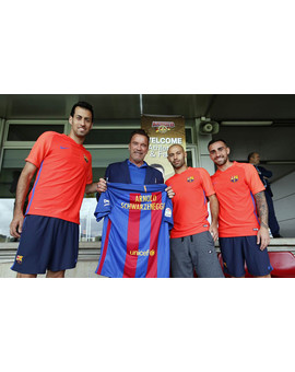 ¡Arnold Schwarzenegger visita a los jugadores del FC Barcelona!