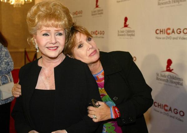 Y ahora... Hospitalizan a Debbie Reynolds ( Madre de Carrie Fisher). 