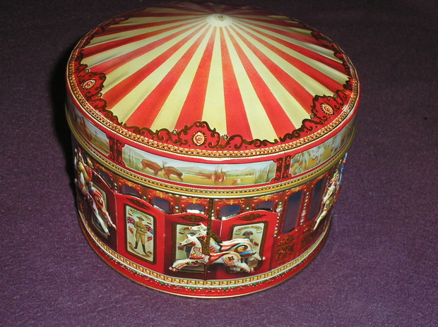 Caja de metal muy parecida a la de la película "Quiéreme si te atreves"