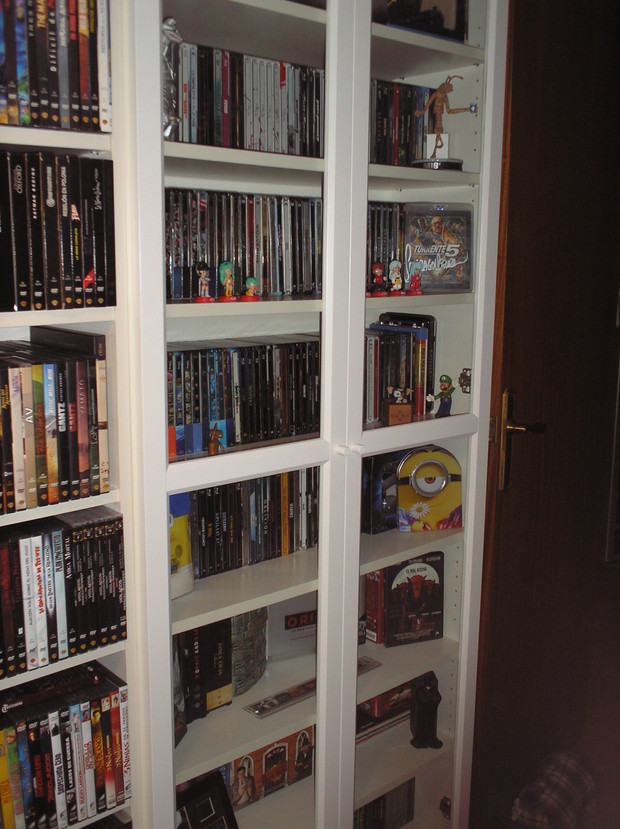 Mi nueva vitrina para Steelbooks y frikadas.