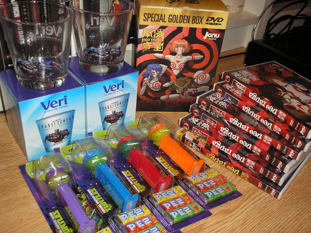 Día de regalos, Vasos "Transformers la era de la extinción", "PEZ"  de "tmnt" y serie anime que no se XD.