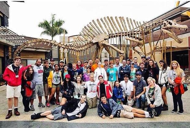 El equipo de @colintrevorrow y él mismo en el set de #JurassicWorld 